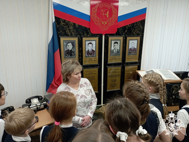 В Кирове офицеры Росгвардии провели уроки «Разговоры о важном», посвященные памятным датам российской истории