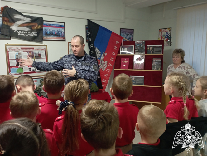 В Кирове офицеры Росгвардии провели уроки «Разговоры о важном», посвященные памятным датам российской истории