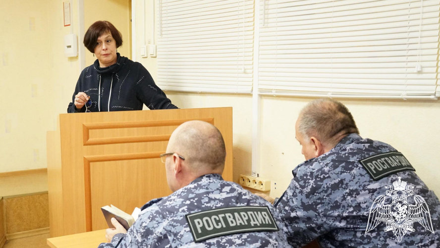 В Кирове лектор общества «Знание» рассказала росгвардейцам, как праздники могут стать рычагом объединения общества 