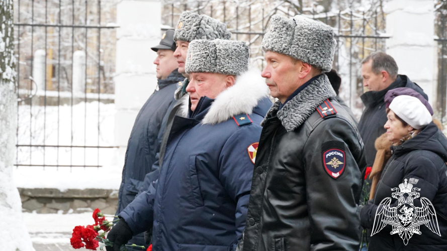 В Кирове сотрудники и военнослужащие Росгвардии возложили цветы к Вечному огню в День Неизвестного солдата 