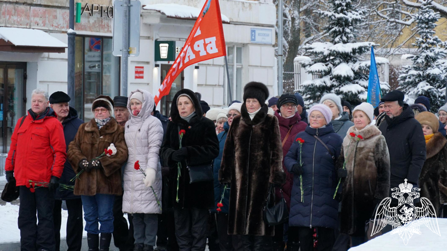В Кирове сотрудники и военнослужащие Росгвардии возложили цветы к Вечному огню в День Неизвестного солдата 