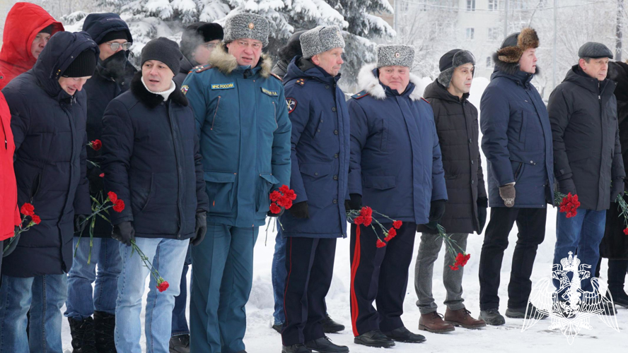 В Кирове росгвардейцы возложили цветы к Вечному огню в День Героев Отечества