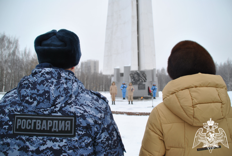 В Кирове росгвардейцы приняли участие в памятном митинге в парке Победы