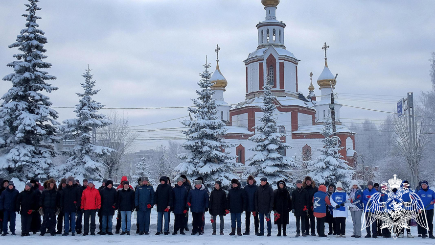 В Кирове росгвардейцы возложили цветы к Вечному огню в День Героев Отечества