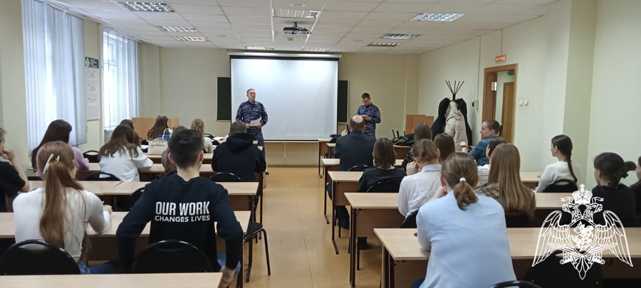 На службу в Росгвардию: сотрудники вневедомственной охраны рассказали кировским студентам о службе и поступлении в ведомственные вузы