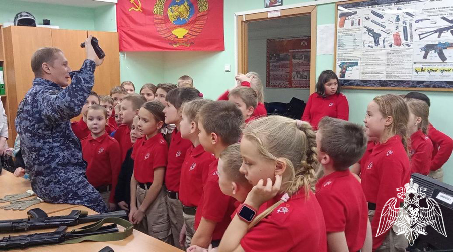 В Кирове офицеры Росгвардии провели уроки «Разговоры о важном», посвященные памятным датам российской истории