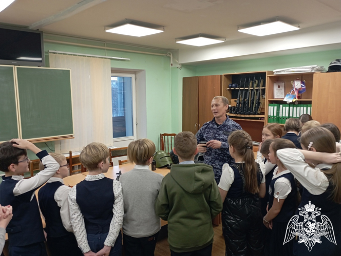В Кирове офицеры Росгвардии провели уроки «Разговоры о важном», посвященные памятным датам российской истории