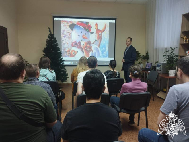 В Кирове ветеран Росгвардии в рамках познавательно-просветительских бесед рассказал молодым людям об истории новогодних украшений