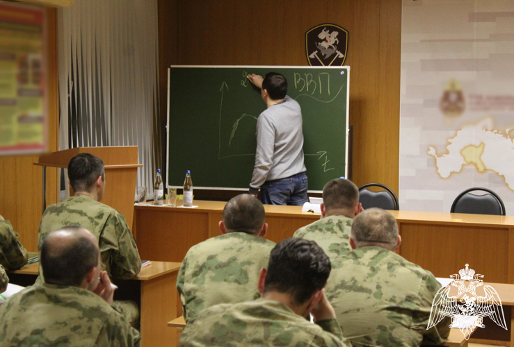 В кировской воинской части Росгвардии лектор общества «Знание» рассказал военнослужащим о потенциале российской экономики