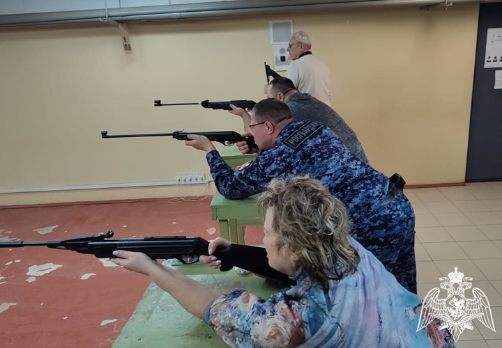 В Кирове ветераны Росгвардии приняли участие в соревнованиях по пулевой стрельбе