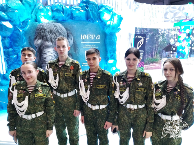 Подшефные кировских росгвардейцев приняли участие в Международном кремлевском кадетском бале