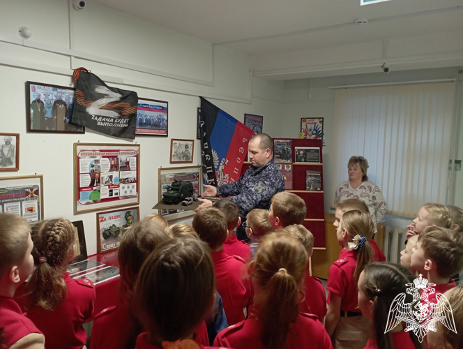 В Кирове офицеры Росгвардии провели уроки «Разговоры о важном», посвященные памятным датам российской истории