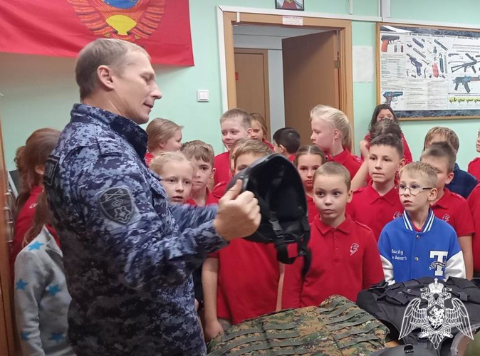 В Кирове офицеры Росгвардии провели уроки «Разговоры о важном», посвященные памятным датам российской истории