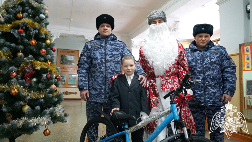 Совместными усилиями кировских и псковских росгвардейцев исполнена мечта ребенка из ДНР