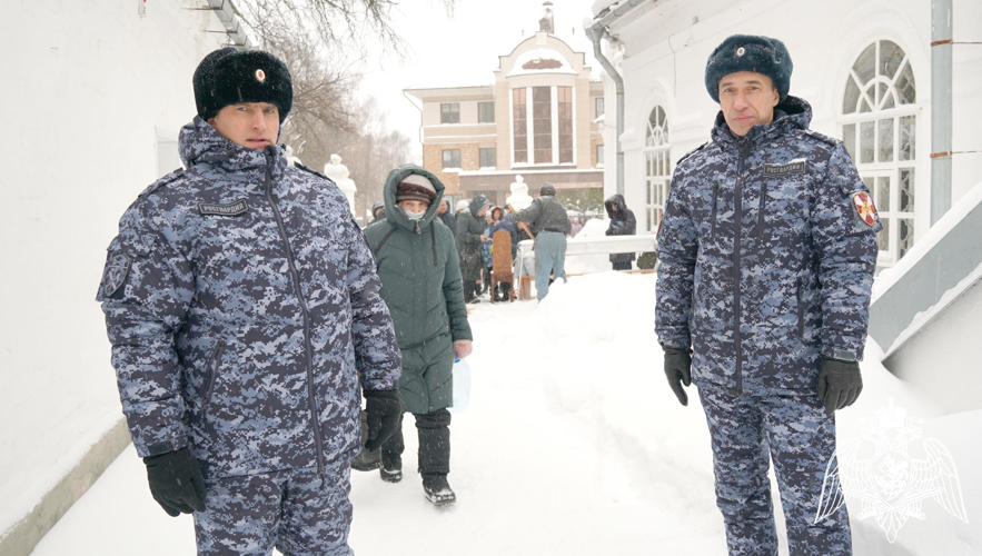 В Кировской области росгвардейцы обеспечили безопасность граждан во время крещенских богослужений
