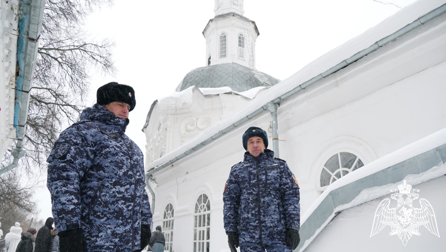В Кировской области росгвардейцы обеспечили безопасность граждан во время крещенских богослужений