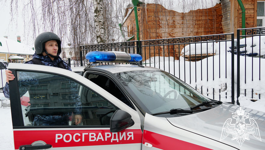 В Кирове росгвардейцы задержали подозреваемого в умышленном повреждении автомобиля