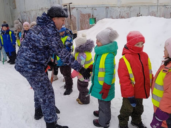 В Кирове росгвардейцы провели спортивный праздник для подшефных ребят