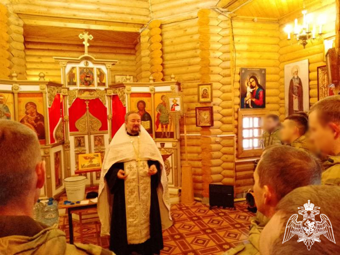 В Кирове военнослужащие Росгвардии приняли участие в праздничном молебне в честь Крещения Господня