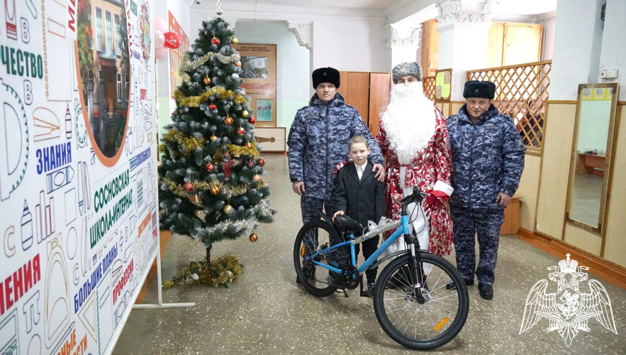 Совместными усилиями кировских и псковских росгвардейцев исполнена мечта ребенка из ДНР