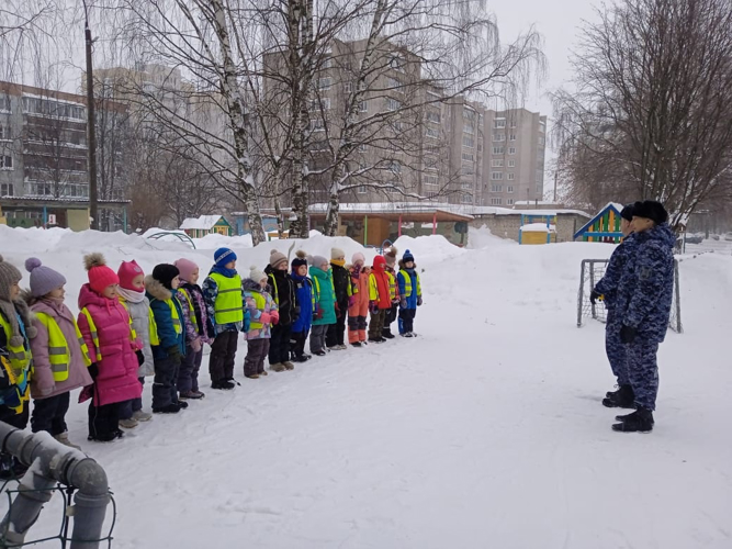 В Кирове росгвардейцы провели спортивный праздник для подшефных ребят