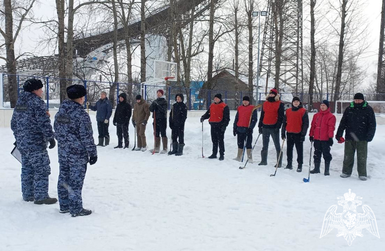 В Кирове прошел турнир по хоккею на валенках среди сотрудников вневедомственной охраны Росгвардии