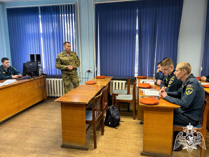 В Кирове росгвардейцы провели для подшефных профориентационные мероприятия и уроки мужества