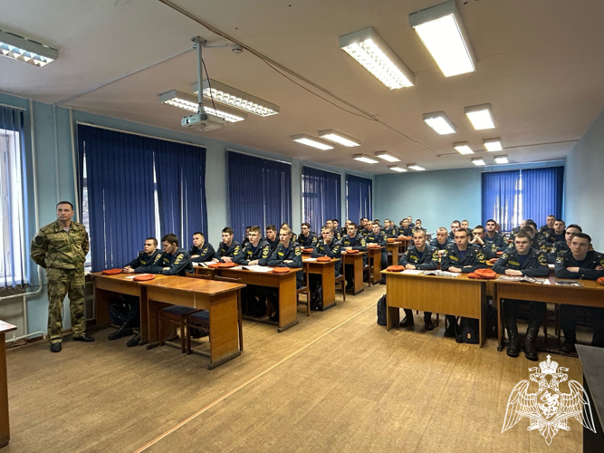 В Кирове росгвардейцы провели для подшефных профориентационные мероприятия и уроки мужества