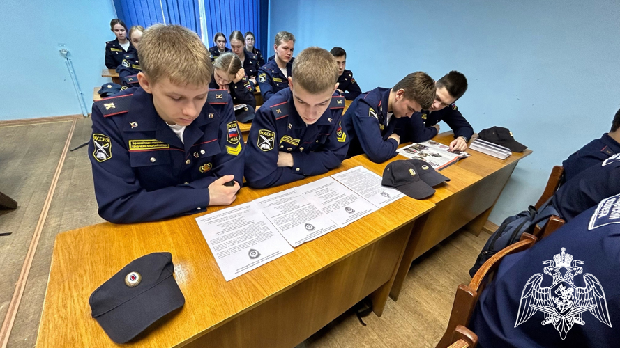 В Кирове росгвардейцы провели для подшефных профориентационные мероприятия и уроки мужества