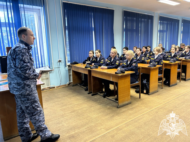 В Кирове росгвардейцы провели для подшефных профориентационные мероприятия и уроки мужества