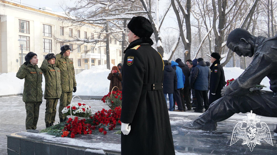 В Кирове в 35-ю годовщину вывода советских войск из Афганистана ветераны Росгвардии почтили память воинов-интернационалистов