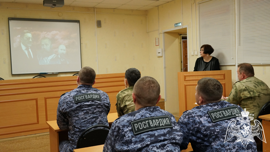 "Россия как хранитель традиционных духовно-нравственных ценностей". В Кирове для росгвардейцев прошла лекция общества "Знание"