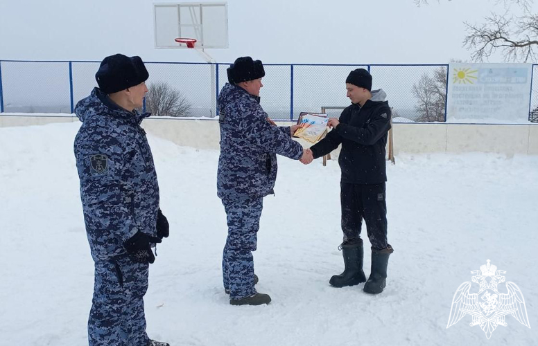 В Кирове прошел турнир по хоккею на валенках среди сотрудников вневедомственной охраны Росгвардии