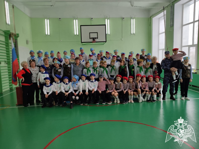 В Кирове росгвардейцы вошли в состав жюри смотра-конкурса строя и песни подшефных школьников