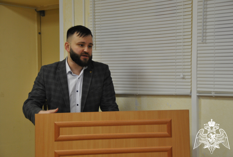 В Кирове представитель общества "Знание" прочитал росгвардейцам лекцию об основах российского государственного строя