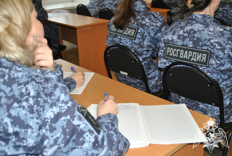 В Кирове представитель общества "Знание" прочитал росгвардейцам лекцию об основах российского государственного строя