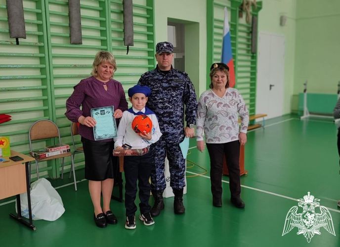 В Кирове росгвардейцы вошли в состав жюри смотра-конкурса строя и песни подшефных школьников
