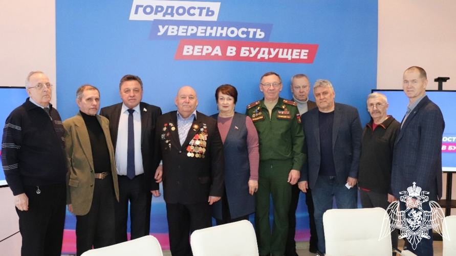 Ветераны Росгвардии приняли участие в творческой встрече с кировским писателем Виктором Бакиным