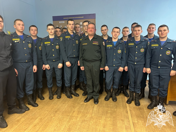 В Кирове росгвардейцы провели для подшефных профориентационные мероприятия и уроки мужества