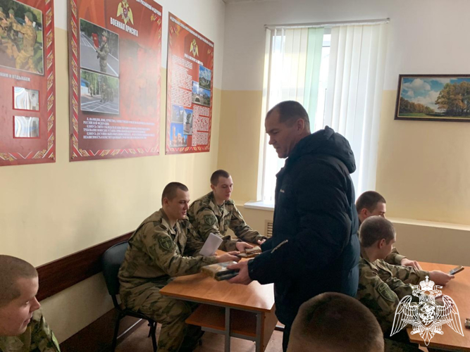 В Кирове ветераны Росгвардии и подшефные школьники поздравили военнослужащих по призыву с Днем защитника Отечества