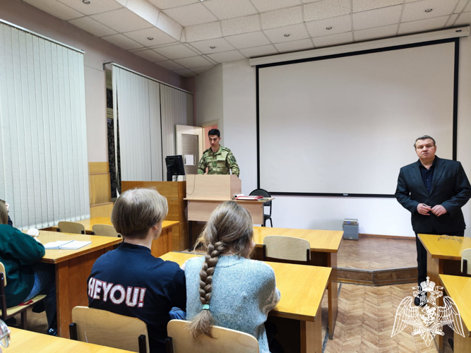 В Кирове росгвардейцы в преддверии Дня защитника Отечества проводят уроки мужества