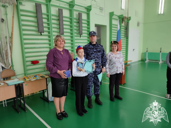 В Кирове росгвардейцы вошли в состав жюри смотра-конкурса строя и песни подшефных школьников