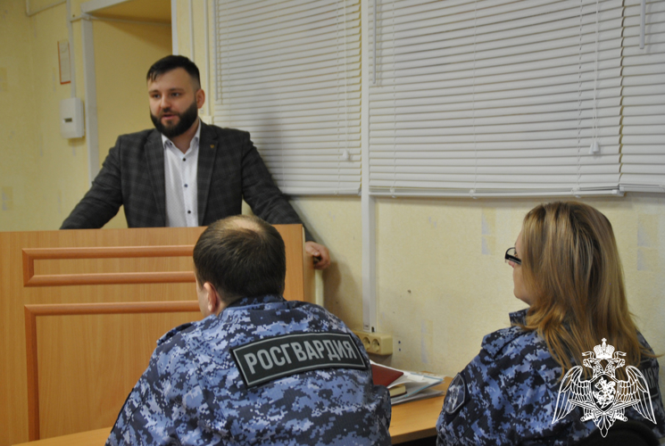 В Кирове представитель общества "Знание" прочитал росгвардейцам лекцию об основах российского государственного строя