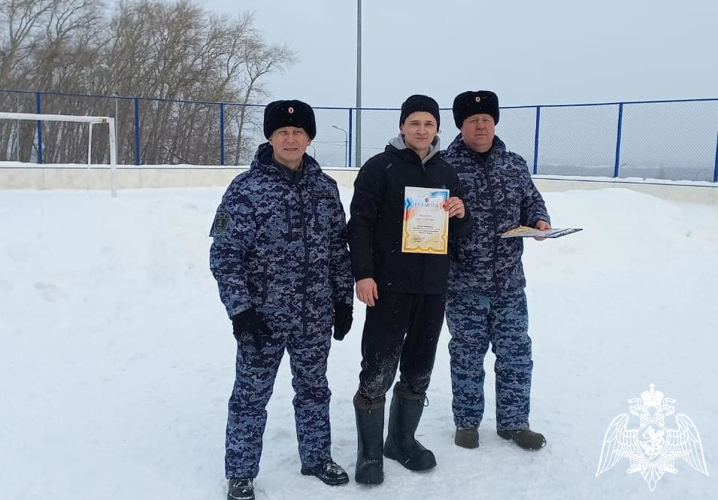 В Кирове прошел турнир по хоккею на валенках среди сотрудников вневедомственной охраны Росгвардии