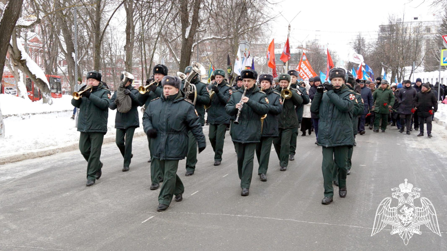 В Кирове в День защитника Отечества сотрудники и военнослужащие Росгвардии возложили цветы к Вечному огню