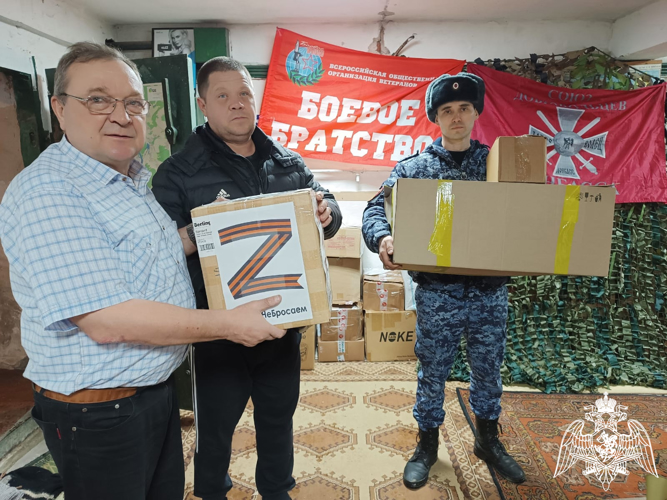 Кировские школьники передали посылки росгвардейцам в зону СВО 