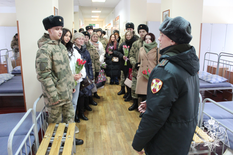 В Кирове росгвардейцы поздравили коллег-представительниц прекрасного пола с Международным женским днем