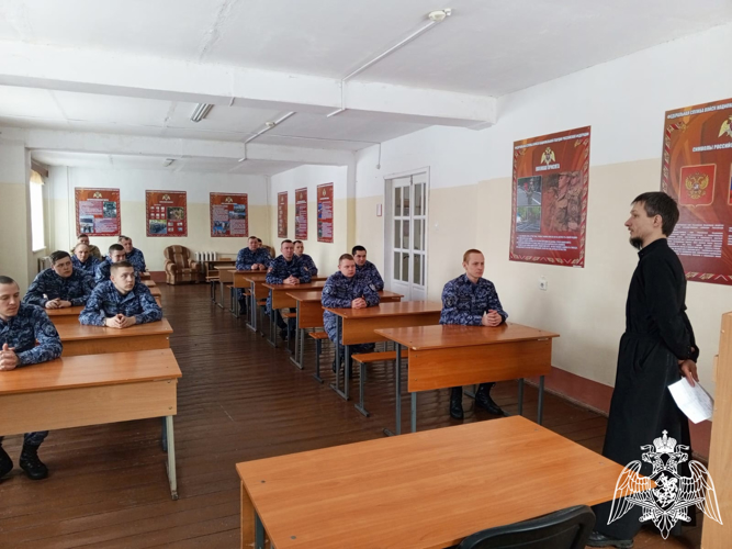 Диакон Александр Стародумов провел духовную беседу с кировскими росгвардейцами
