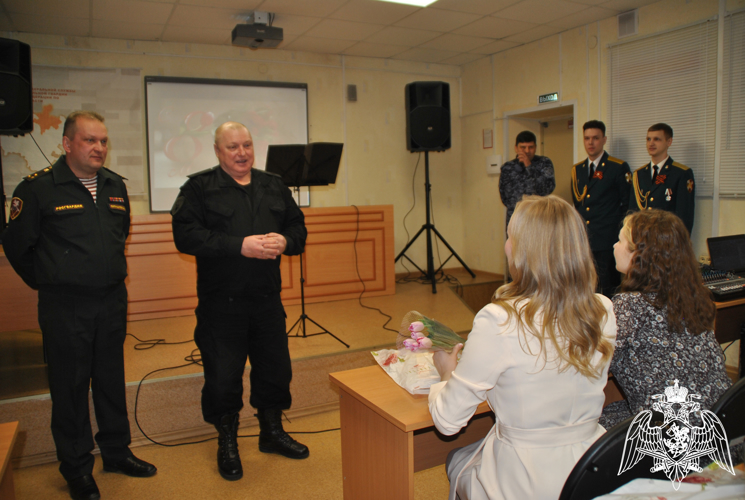 В Кирове росгвардейцы поздравили коллег-представительниц прекрасного пола с Международным женским днем