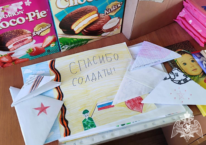 Кировские школьники передали посылки росгвардейцам в зону СВО 